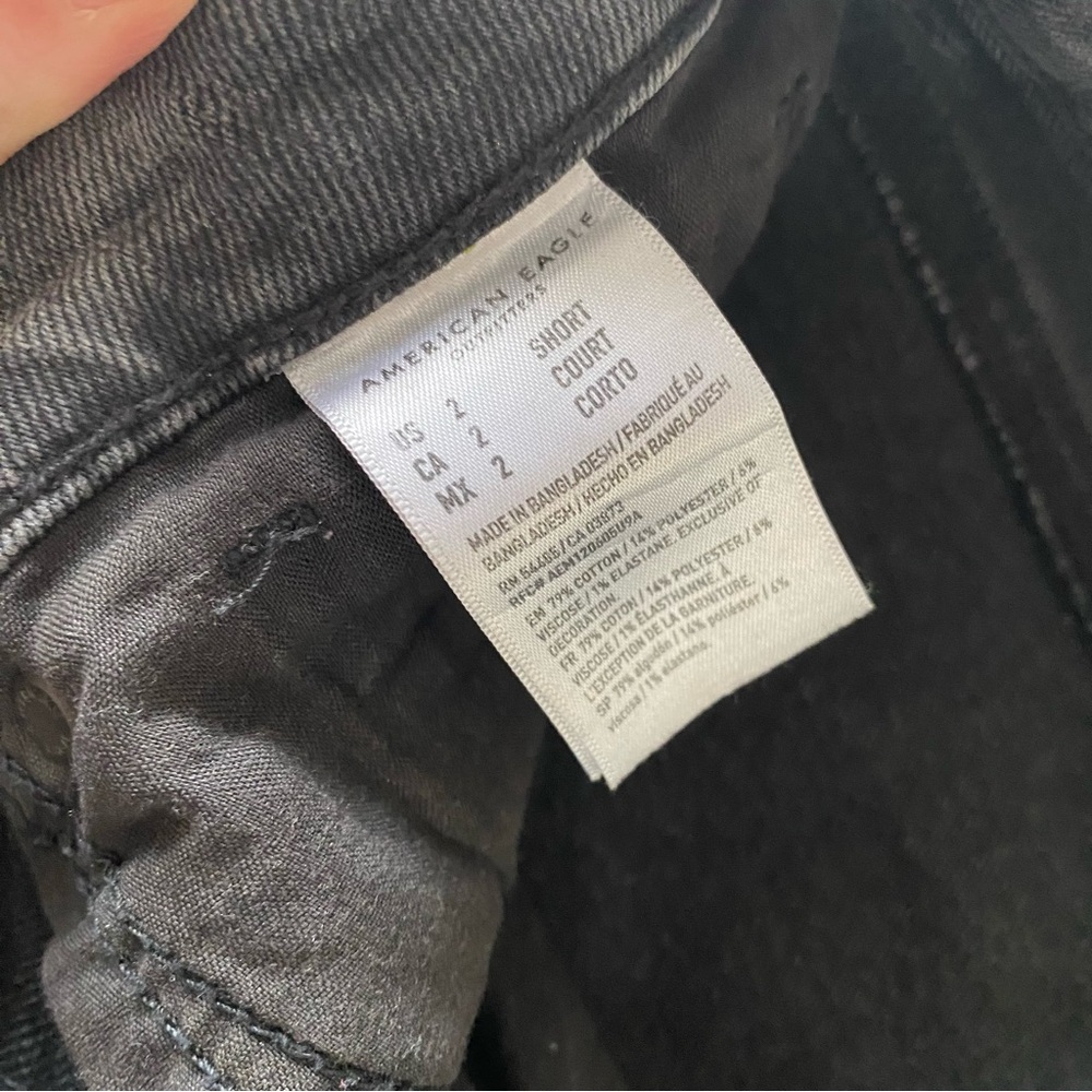 American Eagle High Waisted Mom Jean Black Washed Grey Sz 2 Short Stretch - Picture 6 of 11
